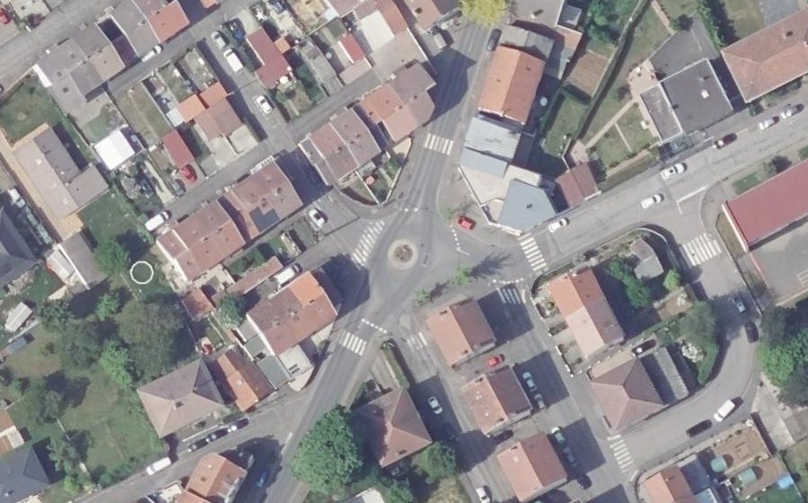 Vue aérienne du Rond-point anonyme n°444460180