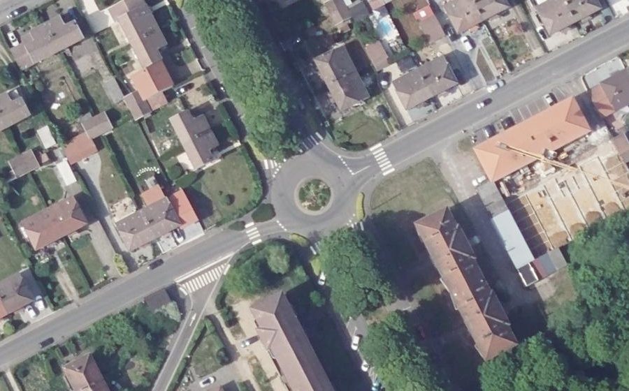Vue aérienne du Rond-point anonyme n°444460181