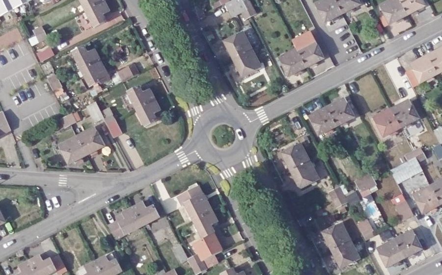 Vue aérienne du Rond-point anonyme n°444460182