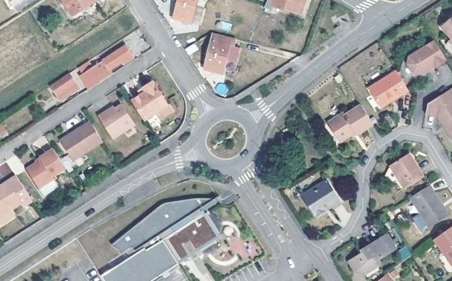Vue aérienne du Rond-point anonyme n°44449316