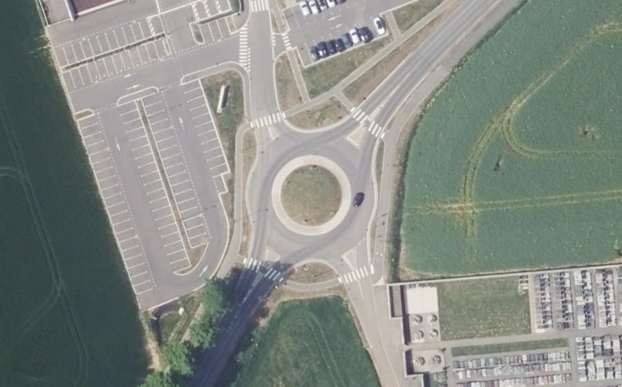 Vue aérienne du Rond-point anonyme n°444574168