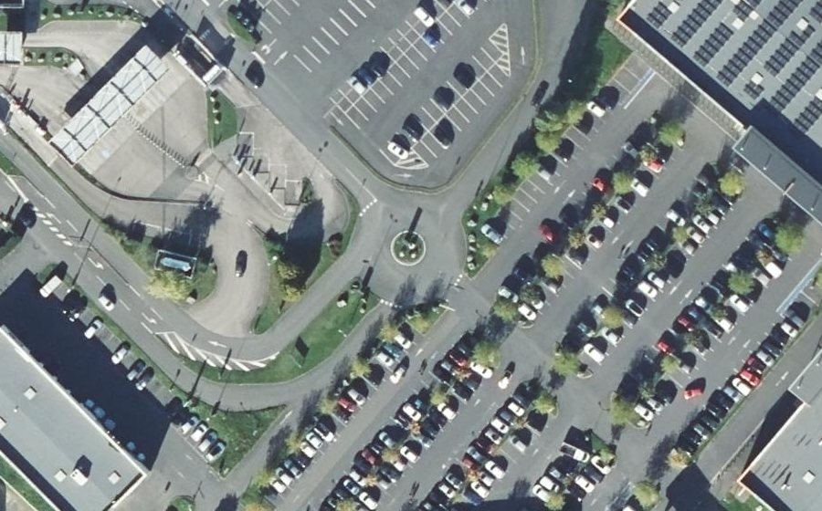Vue aérienne du Rond-point anonyme n°444619054