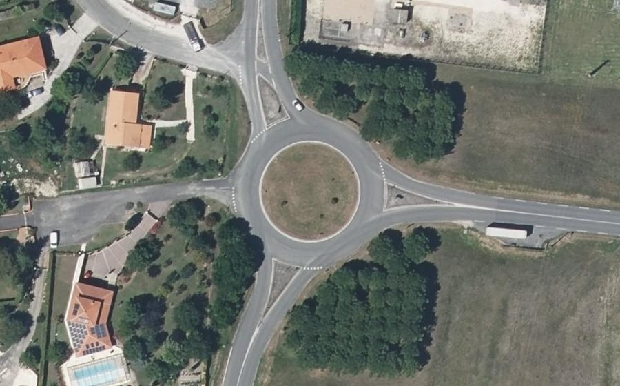 Vue aérienne du Rond-point anonyme n°44464306