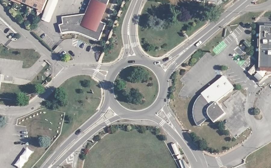 Vue aérienne du Rond-point anonyme n°444750720