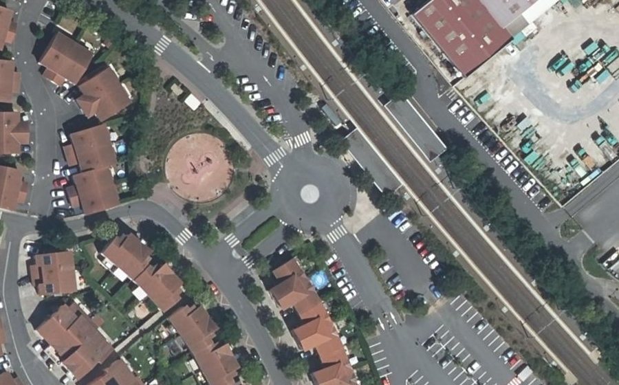 Vue aérienne du Rond-point anonyme n°444806233