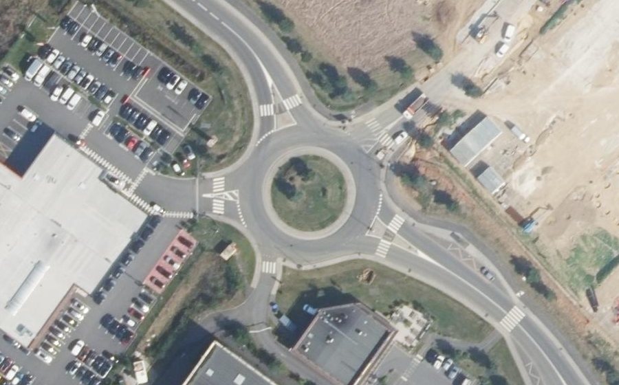 Vue aérienne du Rond-point anonyme n°444904416