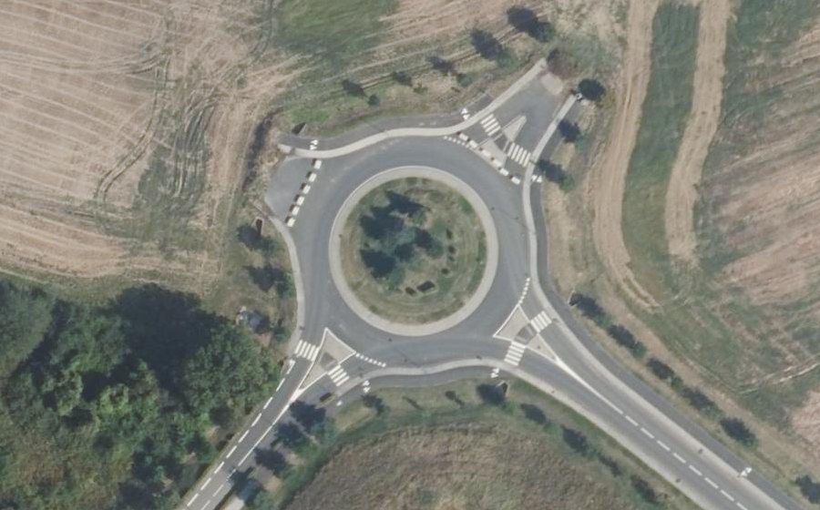 Vue aérienne du Rond-point anonyme n°444904418