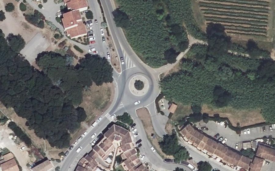 Vue aérienne du Rond-point anonyme n°444967210