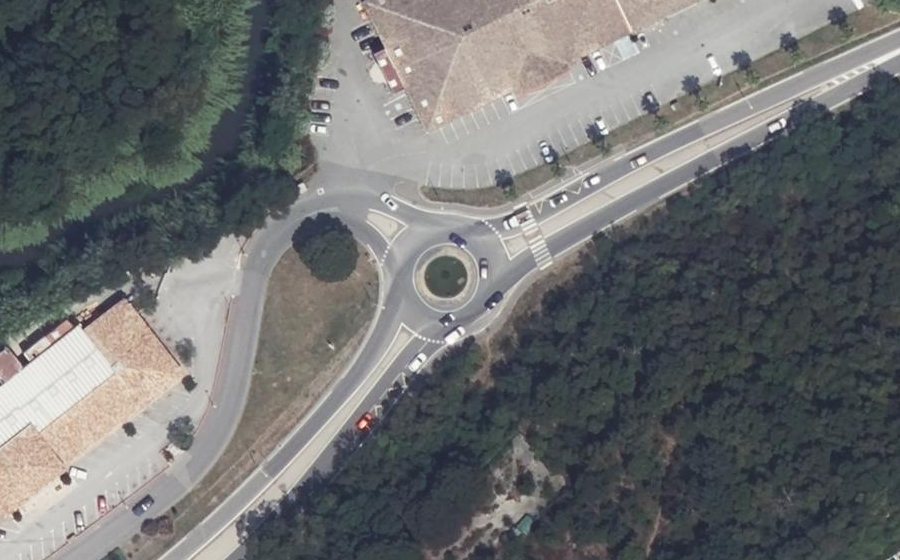 Vue aérienne du Rond-point anonyme n°444967732