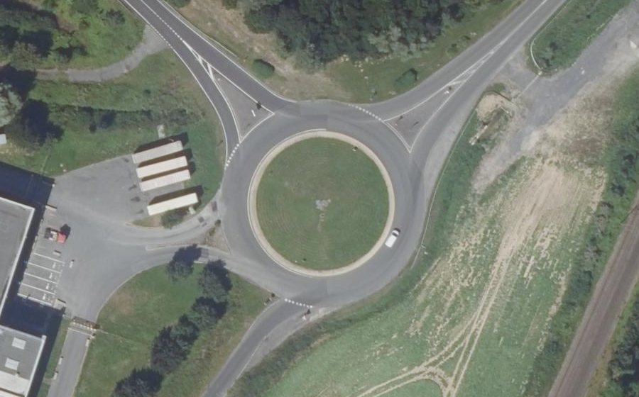 Vue aérienne du Rond-point anonyme n°44499690