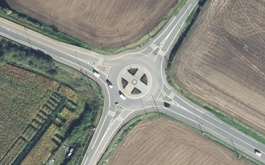 Vue aérienne du Rond-point anonyme n°445038811