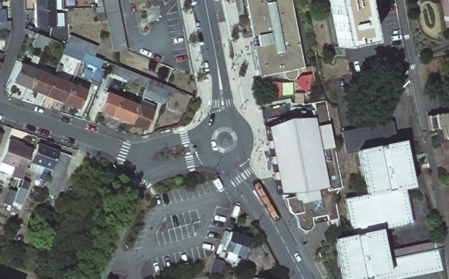 Vue aérienne du Rond-point anonyme n°445042038