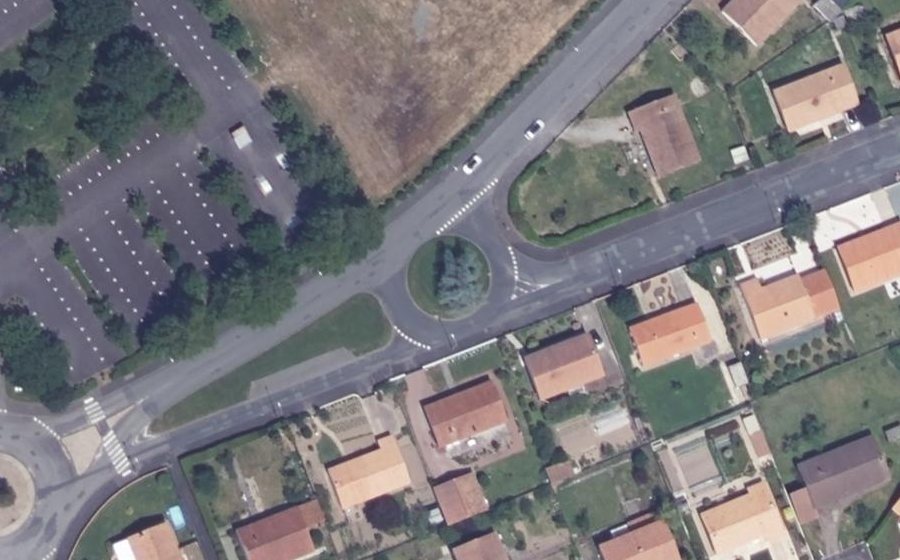 Vue aérienne du Rond-point anonyme n°44510324