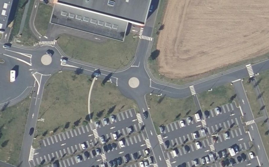 Vue aérienne du Rond-point anonyme n°445233174