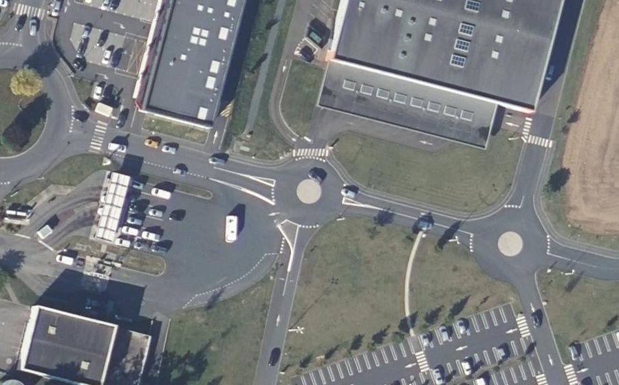 Vue aérienne du Rond-point anonyme n°445233175