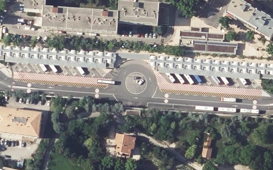 Vue aérienne du Rond-point anonyme n°445303942