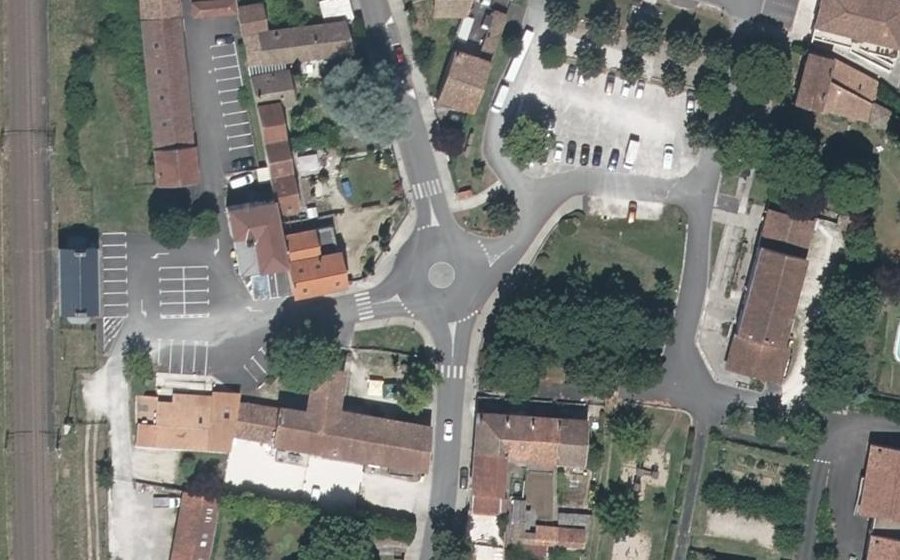 Vue aérienne du Rond-point anonyme n°445316054