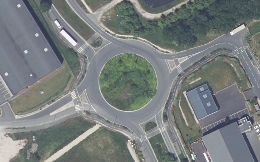 Vue aérienne du Rond-point anonyme n°445318428