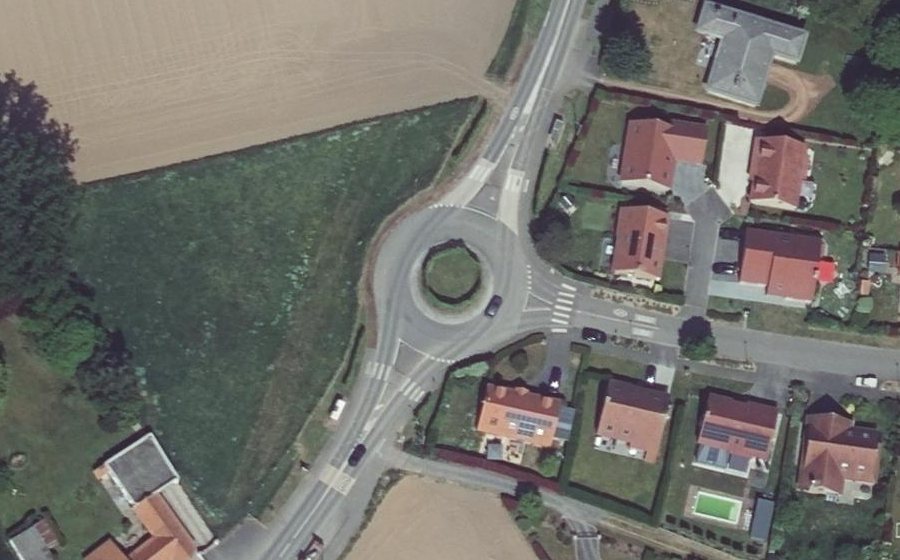 Vue aérienne du Rond-point anonyme n°445367058