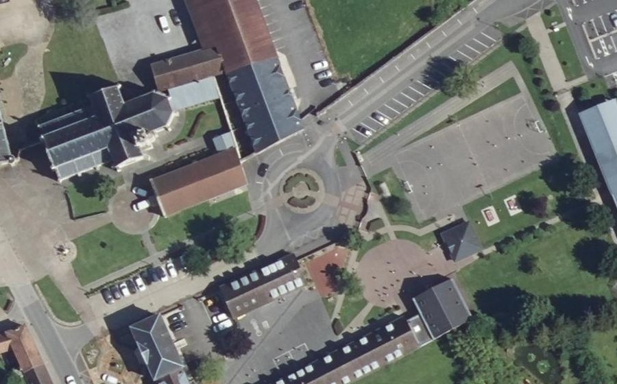 Vue aérienne du Rond-point anonyme n°44537252