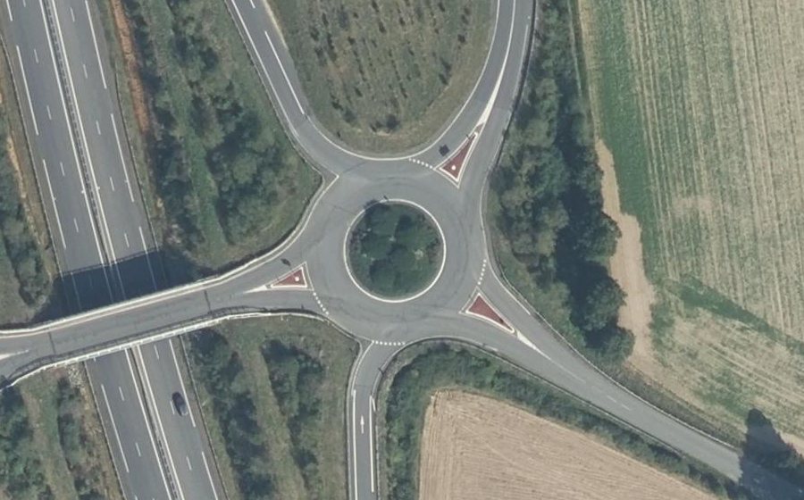 Vue aérienne du Rond-point anonyme n°445382284
