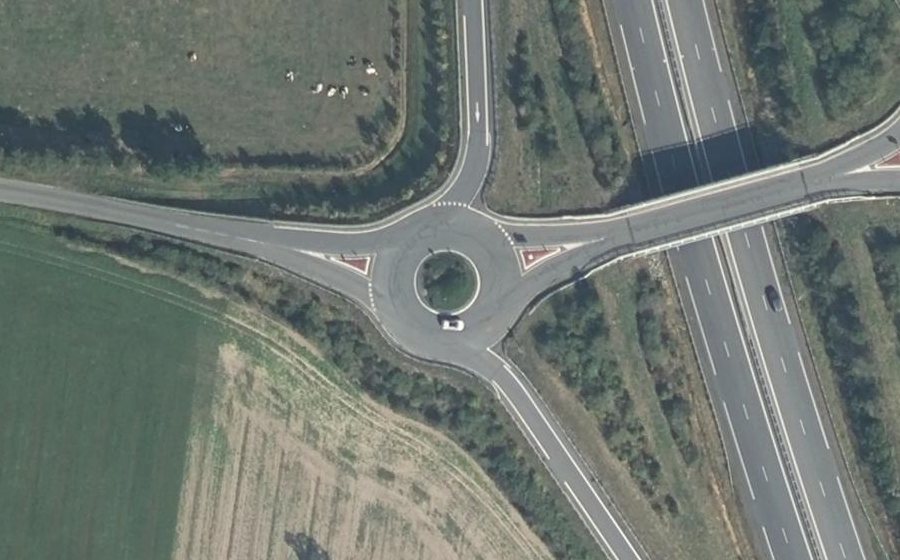 Vue aérienne du Rond-point anonyme n°445382285