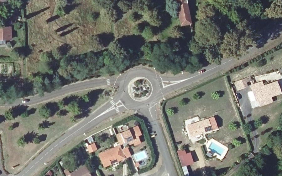 Vue aérienne du Rond-point anonyme n°44540226