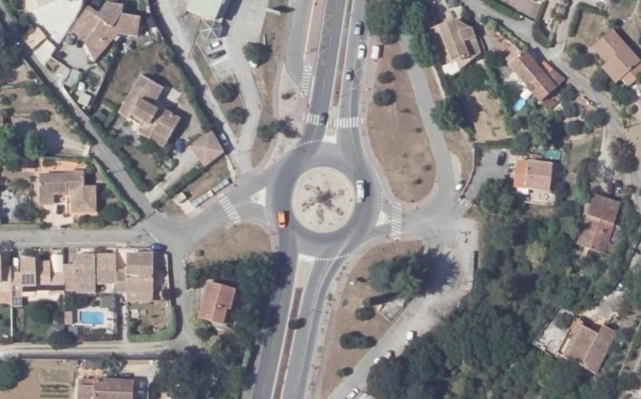 Vue aérienne du Rond-point anonyme n°445430069