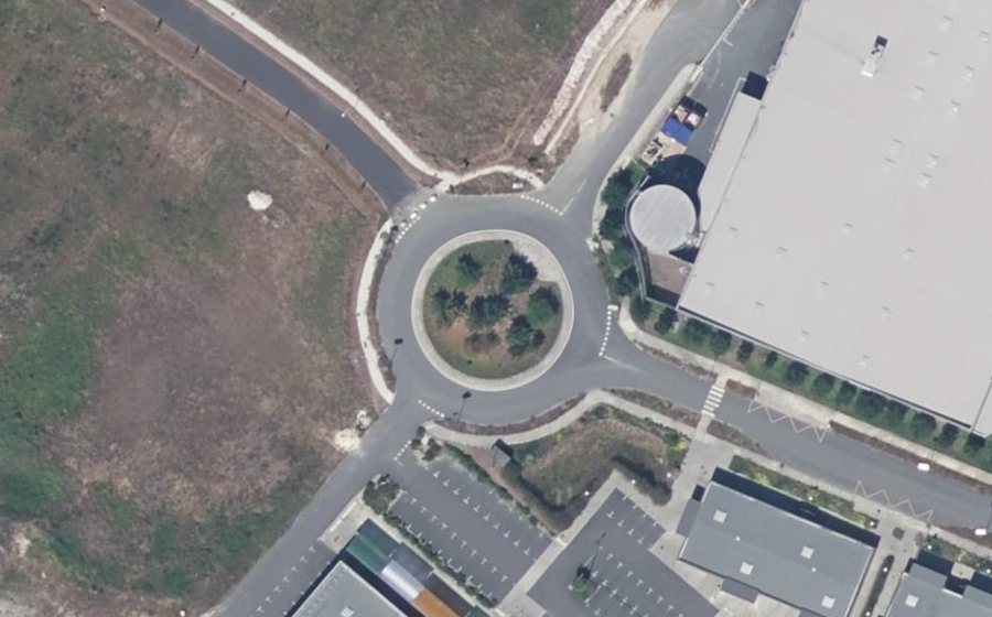Vue aérienne du Rond-point anonyme n°445458287