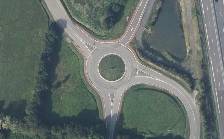 Vue aérienne du Rond-point anonyme n°445708073