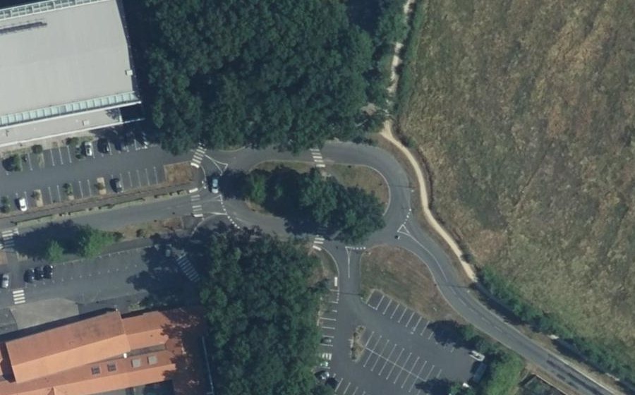 Vue aérienne du Rond-point anonyme n°445746804