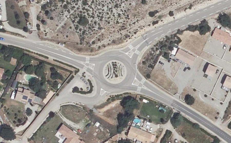 Vue aérienne du Rond-point anonyme n°445814829