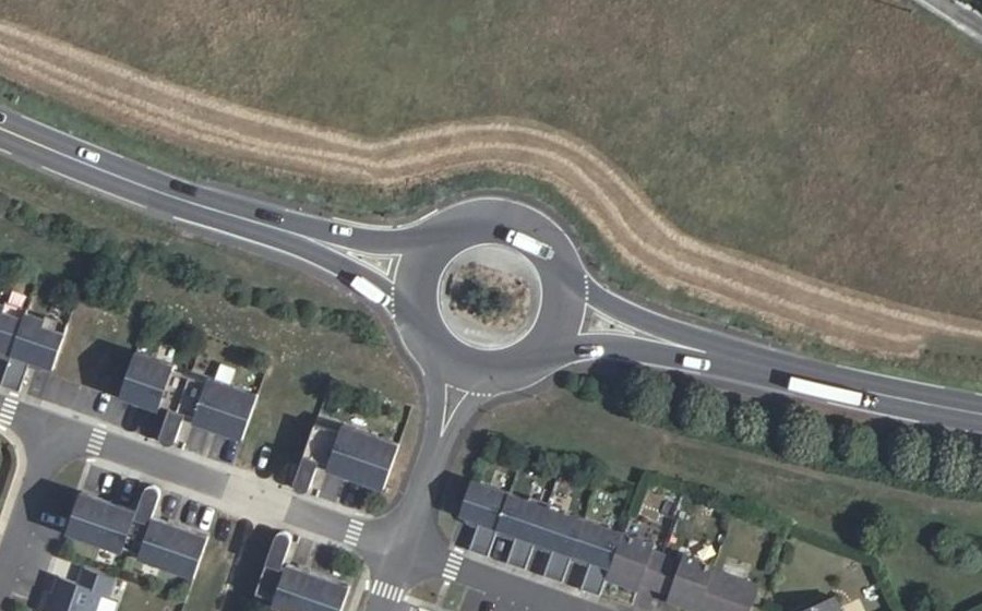 Vue aérienne du Rond-point anonyme n°445815479