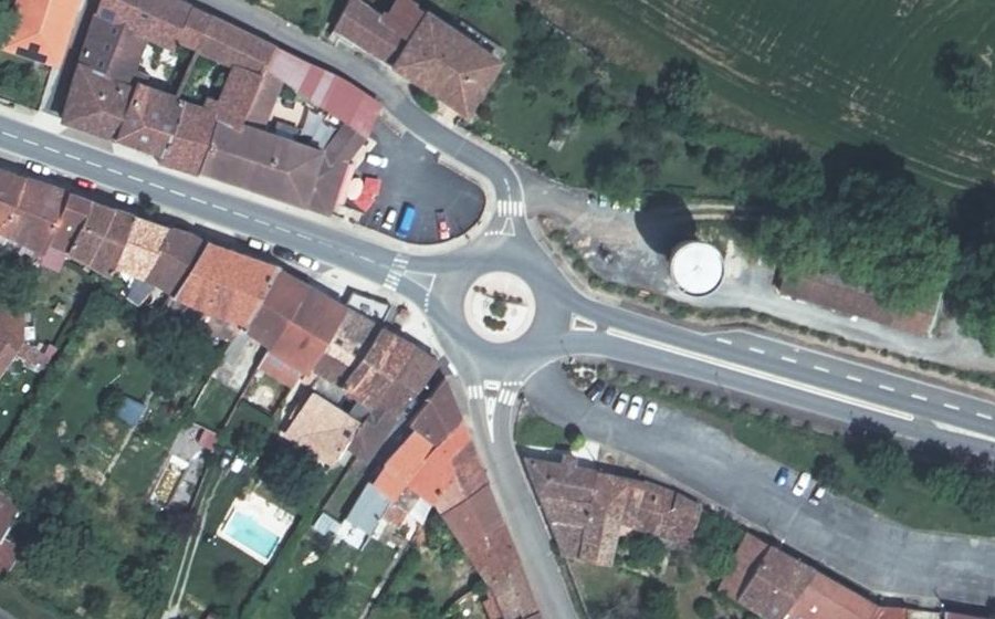 Vue aérienne du Rond-point anonyme n°44595383