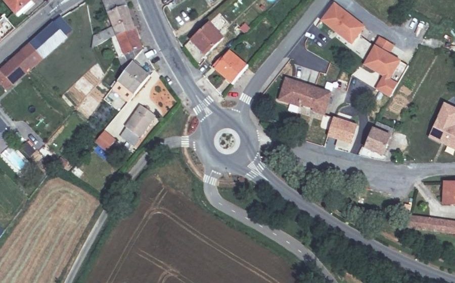 Vue aérienne du Rond-point anonyme n°44595385
