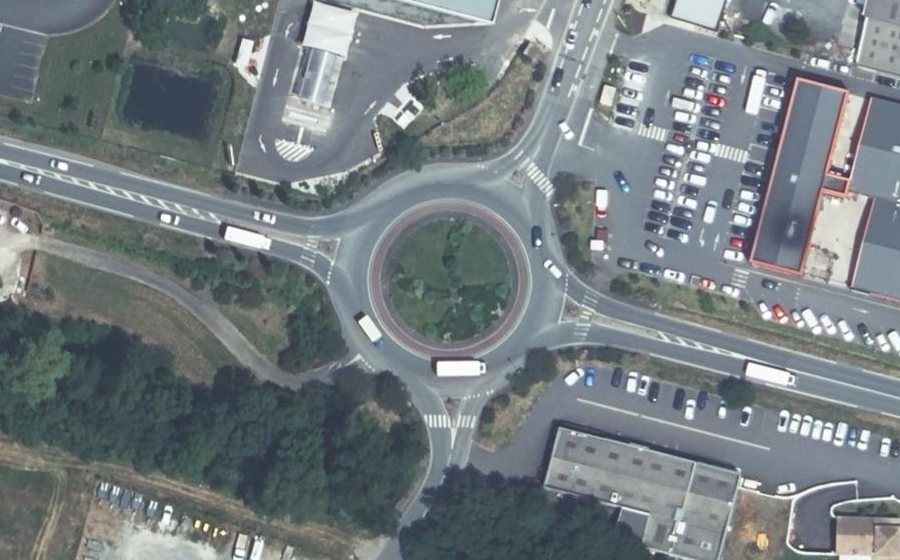 Vue aérienne du Rond-point anonyme n°44596129