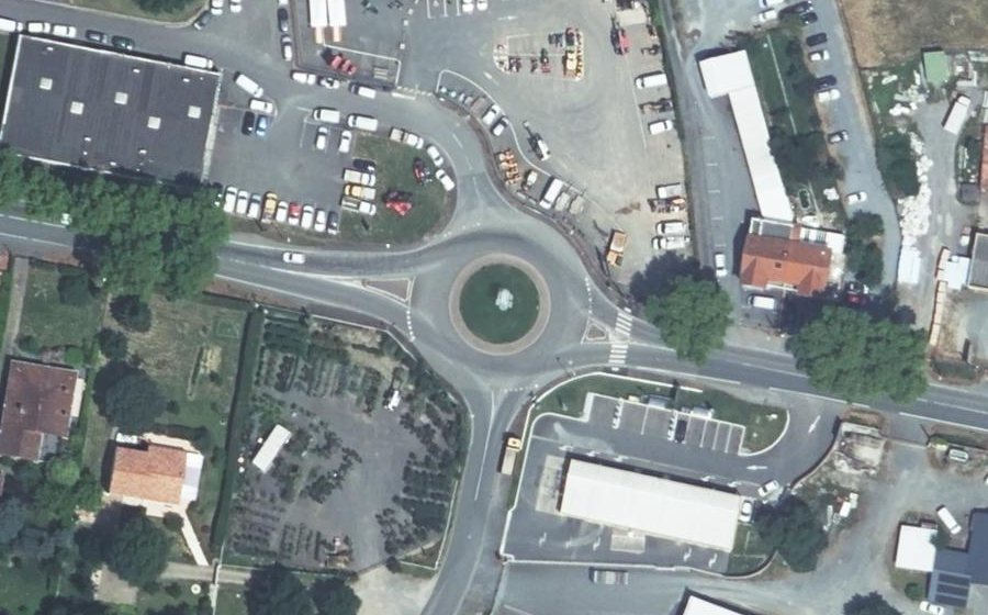 Vue aérienne du Rond-point anonyme n°44596133