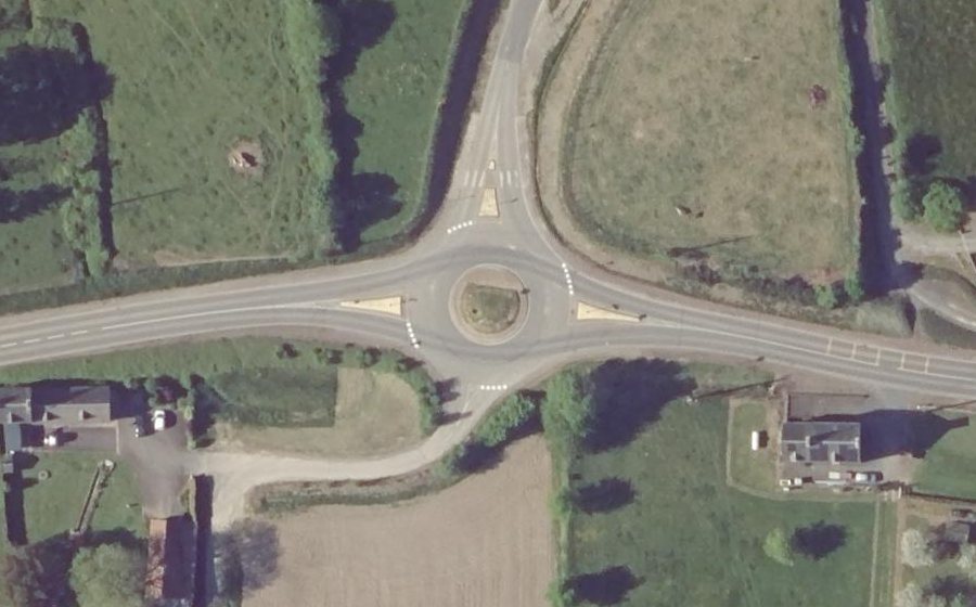 Vue aérienne du Rond-point anonyme n°445972781