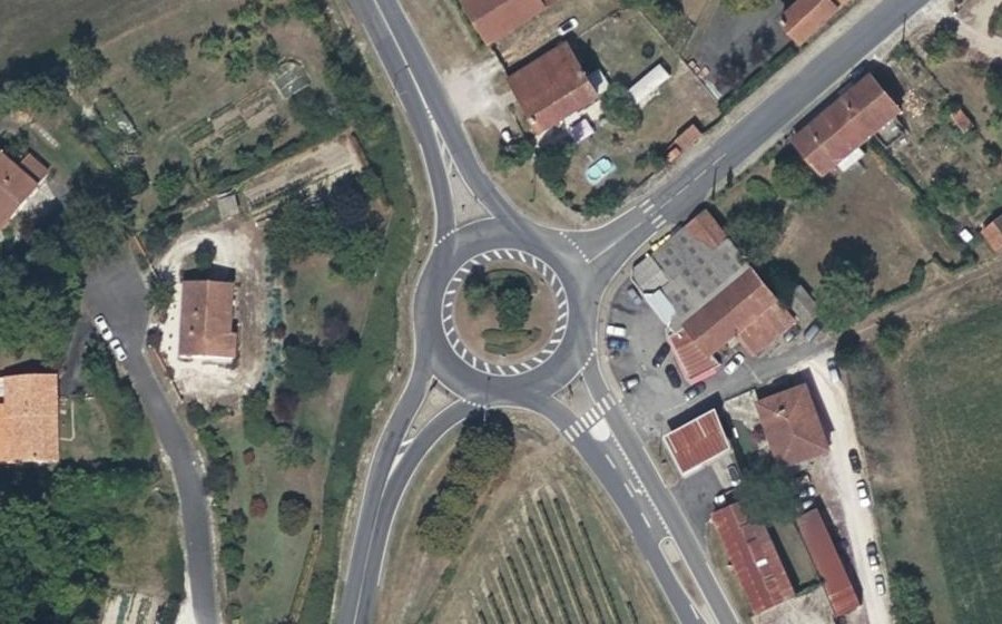 Vue aérienne du Rond-point anonyme n°44601692