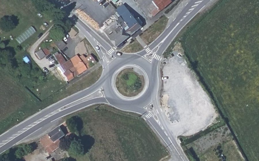 Vue aérienne du Rond-point anonyme n°446037563