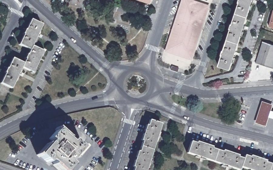 Vue aérienne du Rond-point anonyme n°44605826