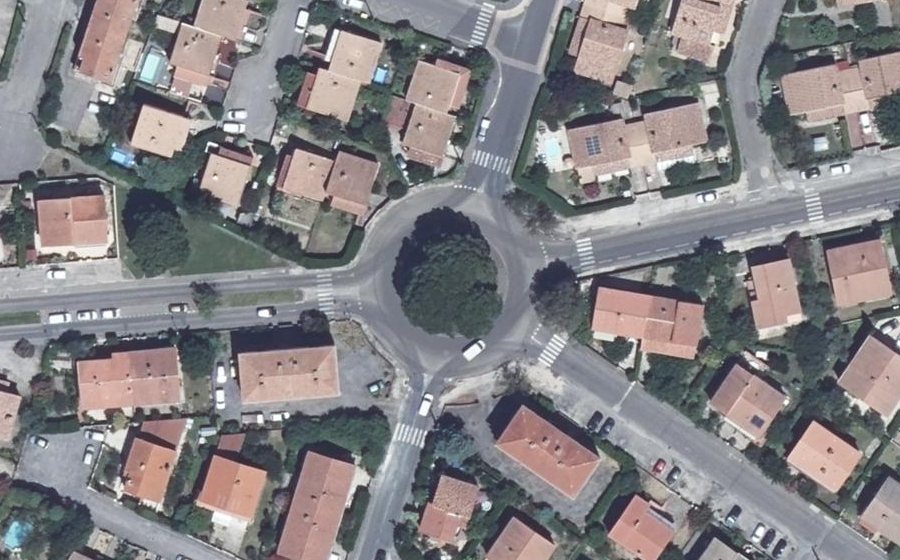 Vue aérienne du Rond-point anonyme n°44605840