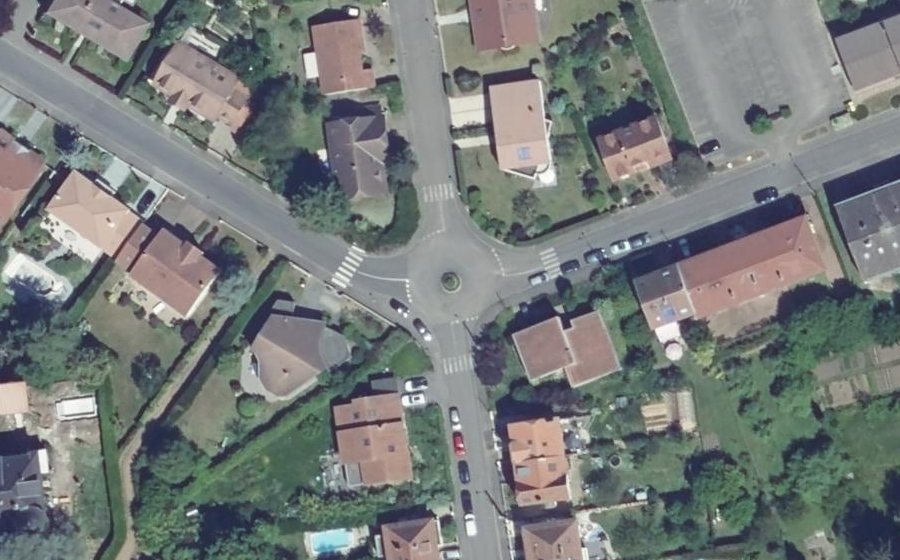 Vue aérienne du Rond-point anonyme n°446192503