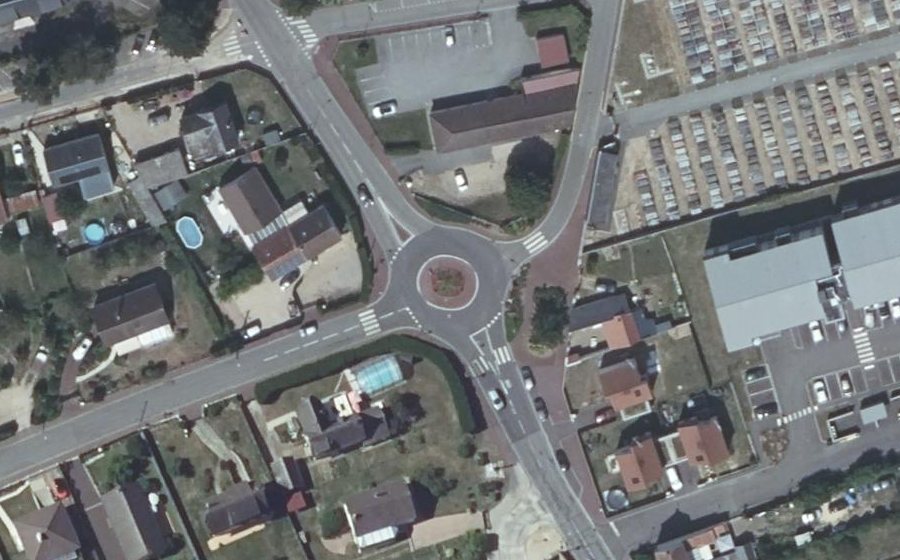 Vue aérienne du Rond-point anonyme n°44640619