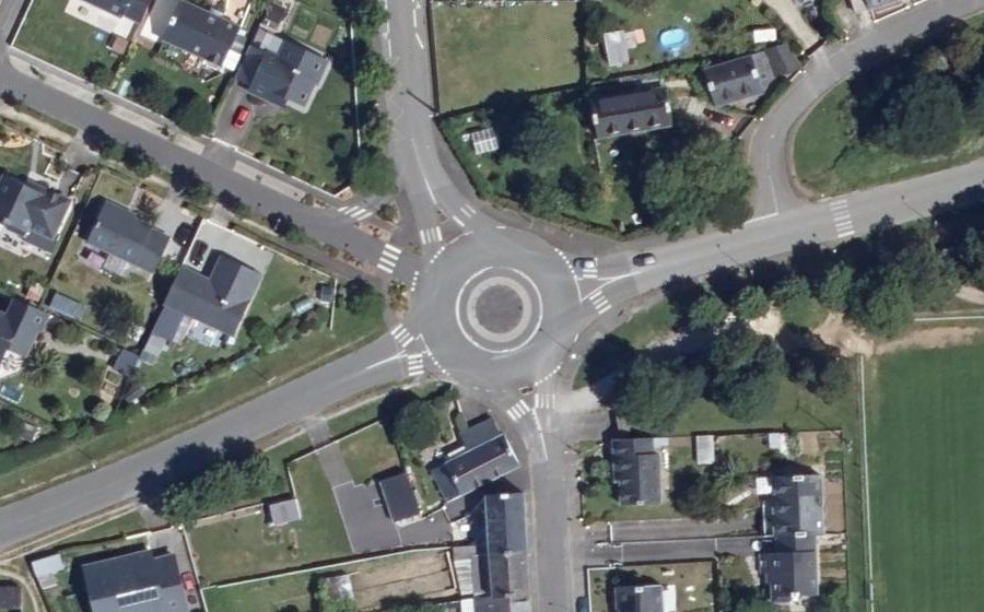Vue aérienne du Rond-point anonyme n°446411643