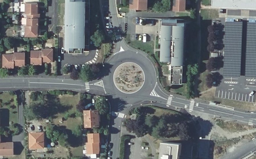 Vue aérienne du Rond-point anonyme n°44646408