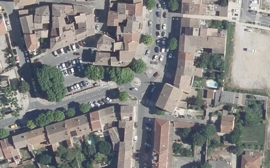 Vue aérienne du Rond-point anonyme n°446479488