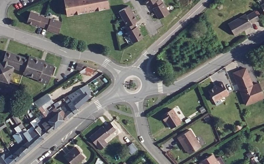 Vue aérienne du Rond-point anonyme n°44681533