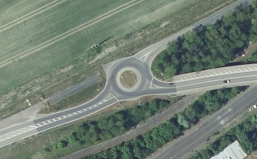 Vue aérienne du Rond-point anonyme n°44698661