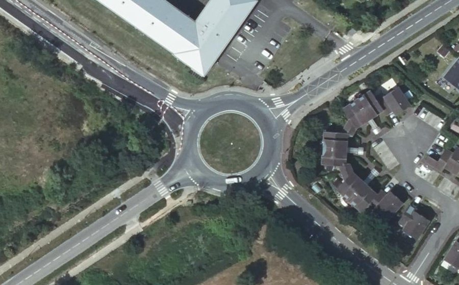 Vue aérienne du Rond-point anonyme n°44700641